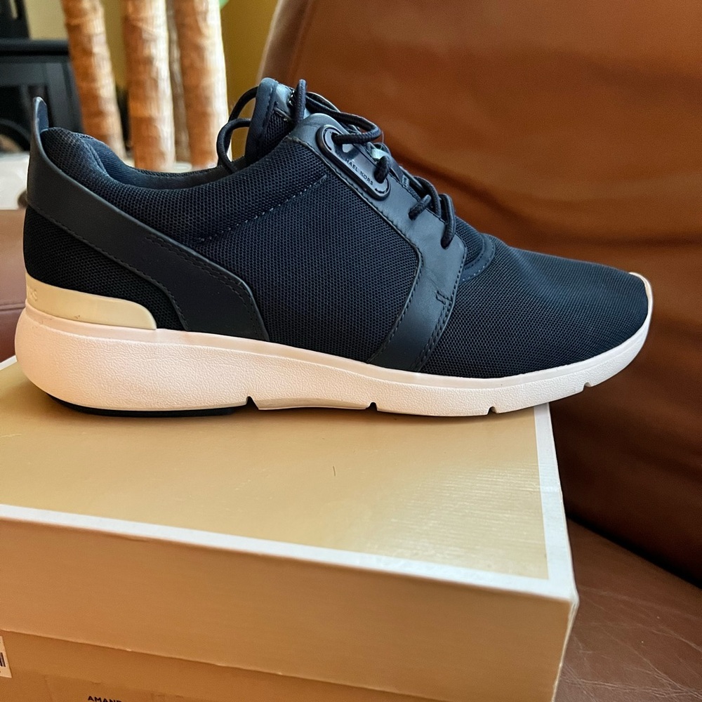 Michael Kors Navy Amanda trainer 8m